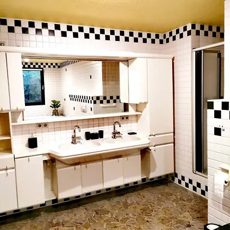 Haushaelfte Mit Jakuzzi In Frankenberg Дом отдыха