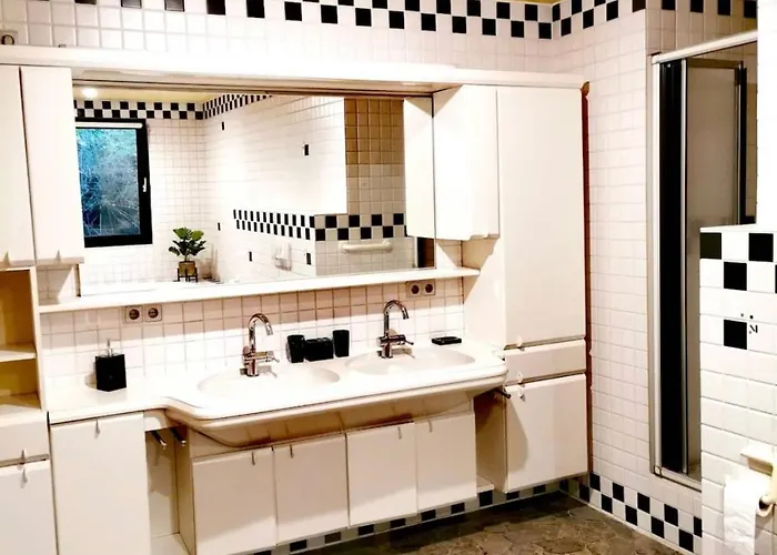 Haushaelfte Mit Jakuzzi In Frankenberg Nyaraló