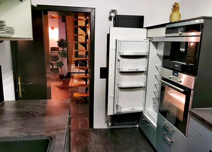 Nyaraló Haushaelfte Mit Jakuzzi In Frankenberg